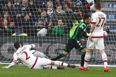 Juventus hold onto lead as Buffon breaks clean sheet record