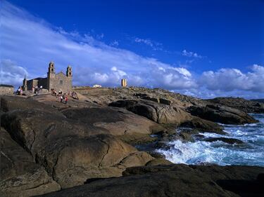 
Este pueblo marinero se sitúa en la Costa da Morte y para muchos peregrinos es el verdadero final del Camino de Santiago. En este municipio nos encontraremos el Santuario de la Virgen de la Barca y con múltiples caminos llenos de naturaleza, cultura y tradición.