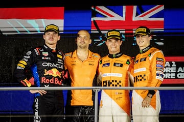 Max Verstappen (Red Bull), Lando Norris y Oscar Piastri (McLaren) en el podio de Marina Bay, Singapur. F1 2024.