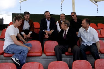 Fernando Torres, Arteche, Collar, Adelardo, Pantic, Escudero y Gárate en un encuentro con AS en el año 2006.