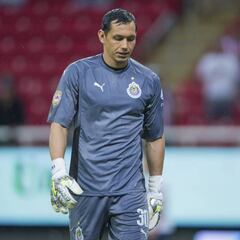 Error garrafal de Rodolfo Cota le dio un gol a Pumas