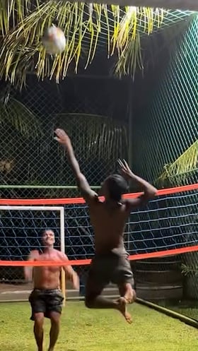 Descansar en vacaciones es de cobardes: Rodrygo se pasa al voleibol durante sus Navidades en Brasil