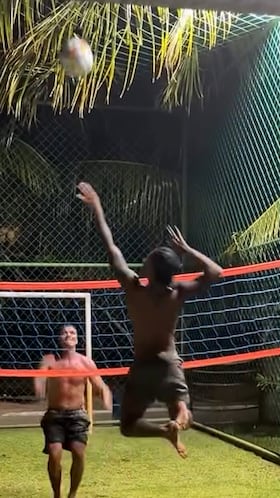 Descansar en vacaciones es de cobardes: Rodrygo se pasa al voleibol durante sus Navidades en Brasil