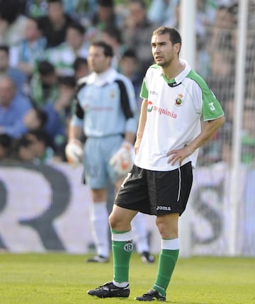 Jugó cuatro temporadas en el Racing de Santander desde 2003