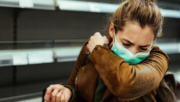 Mujer tosiendo con mascarilla
 HOSPITAL QUIR&Oacute;NSALUD M&Aacute;LAGA
   (Foto de ARCHIVO)
 26/03/2020