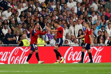 1-1. Kike García celebra el primer gol.