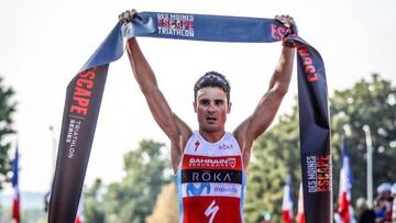 Javier Gómez Noya festejando el triunfo en el triatlón de Des Moines