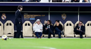 Solari, Ancelotti y Juno Calafat charlan durante la práctica.