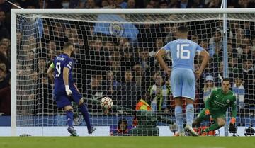 Benzema hace el 4-3 en un remate a lo Panenka.