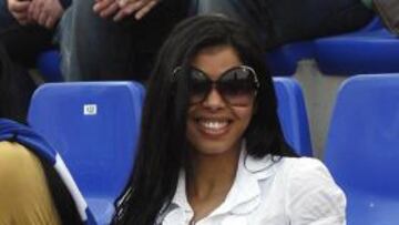 <b>La sonrisa del Hércules.</b> Con ustedes, Jacky, amiga de Royston Drenthe y concursante de Mujeres y Hombres y viceversa. La joven se dejó ver ayer en el Rico Pérez anticipando el verano y negando la borrasca. Drenthe no jugó (rotura muscular), pero el amor a unos colores está por encima de los afectos personales.