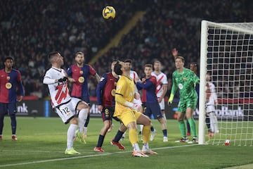 Sergi Guardoila, Augusto Batalla, Pedri y Gavi disputan un crner en los minutos de a?adido de la segunda parte.