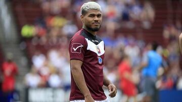 El futbolista venezolano, Josef Martínez, se mostró molesto tras las declaraciones que hicieron en su contra Rondón y Rincón y negó conocerlos.