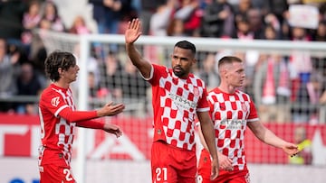 GIRONA, 01/03/2025.- El centrocampista venezolano del Girona Yangel Herrera, autor del segundo gol para su equipo ante el Celta (2-2), celebra el tanto con sus compañeros, durante encuentro que disputan en el estadio Montilivi, este sábado, correspondiente a la jornada 26 de LaLiga. EFE/David Borrat