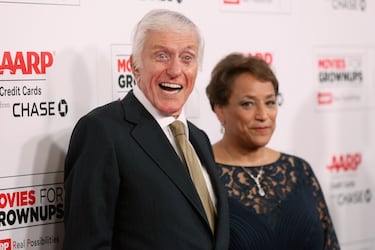 Dick Van Dyke cumple hoy 100 años, y lo hace con la misma energía que lo convirtió en leyenda. Desde 'Mary Poppins' (1964) hasta 'The Dick Van Dyke Show' (1961-1966), su talento para cantar, bailar y hacer reír marcó generaciones. Actor, comediante y eterno optimista, su carrera abarca más de siete décadas de magia en pantalla.

A sus cien años, sigue activo, sonriente y vital. Participa en eventos, baila con bastón y se ejercita con entusiasmo. Su longevidad es tan asombrosa como su legado: un símbolo de alegría, pasión y elegancia que sigue inspirando al mundo. ¡Feliz cumpleaños, Dick!