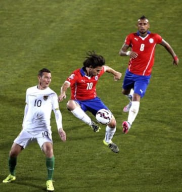 El centrocampista chileno Jorge Valdivia (c) controla el balón ante su compañero Arturo Vidal (d) y el centrocampista boliviano Pablo Daniel Escobar (i) durante el partido Chile-Bolivia, del Grupo A de la Copa América de Chile 2015, en el Estadio Nacional Julio Martínez Prádanos de Santiago de Chile, Chile, hoy 19 de junio de 2015. 