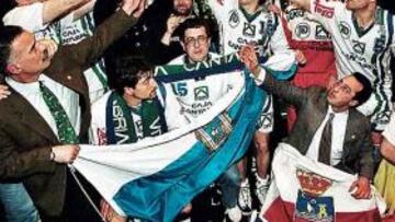 <b>HISTORIA. </b>Los santanderinos con la Recopa de Europa en 1998.