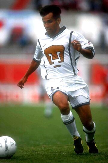 En el Invierno 1999, Olalde salió campeón goleador tras anotar 15 goles con los Pumas de la UNAM