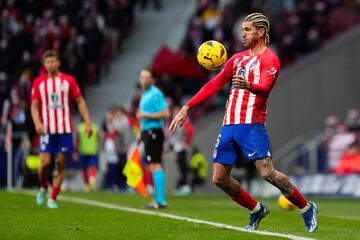 MADRID, SPAIN - DECEMBER 23: Rodrigo de Paul of Atletico de Madrid controls a ball during the LaLiga EA Sports match between Atletico Madrid and Sevilla FC at Civitas Metropolitano Stadium on December 23, 2023 in Madrid, Spain. (Photo by Diego Souto/Getty Images)