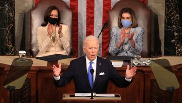 El presidente de los Estados Unidos, Joe Biden, se dirige a una sesión conjunta del Congreso con la vicepresidenta Kamala Harris y la presidenta de la Cámara de Representantes, Nancy Pelosi (D-CA), en el Capitolio de los Estados Unidos en Washington, DC, Estados Unidos, el 28 de abril de 2021.
