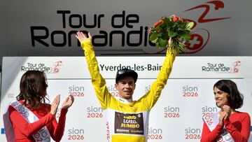 Primoz Roglic posa con el jersey amarillo de líder en el Tour de Romandía 2018.
