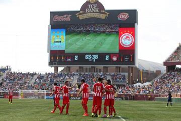 Capacidad: 50,805. Un estadio universitario con césped artificial...