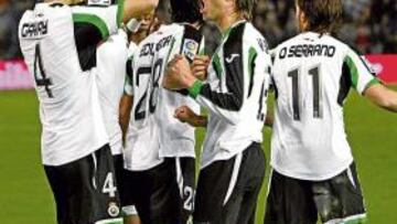 <b>CELEBRACIÓN. </b>Los abrazos tras el gol suelen ser a última hora.