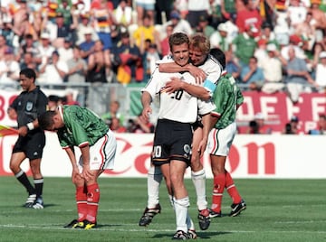 La primera vez que el conjunto mexicano se midió con los teutones en un Mundial perdió por goleada, 20 años después ambos se encontraron en el máximo torneo de fútbol donde se dio otro revés para el Tricolor por 2-1 en los Octavos de Final.  Y pensar que iban ganando con gol del Matador!!!
