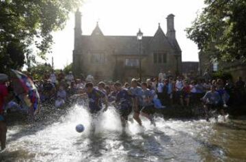 Partido anual de fútbol sobre las aguas del río Windrush