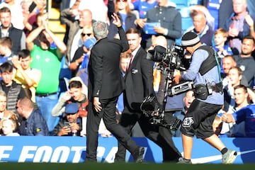 Al acabar el partido el técnico portugués recordó a la afición del Chelsea las tres ligas conseguidas.