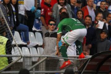 El jugador de Audax Italiano Sebastian Pol agrede a un hincha del  Universidad Catolica en el partido disputado en el estadio San Carlos de Apoquindo de Santiago, Chile.