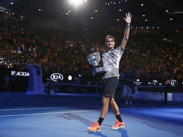 Tennis - Australian Open - Melbourne Park, Melbourne, Australia - 29/1/17  Switzerland&#039;s Roger Federer waves with the trophy after winning his Men&#039;s singles final match against Spain&#039;s Rafael Nadal. REUTERS/Thomas Peter  TPX IMAGES OF THE D