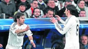 <b>MIN.76. </b>Sale Kaká y entra Raúl. Su portavoz Kotscho, a la derecha, lo criticó.