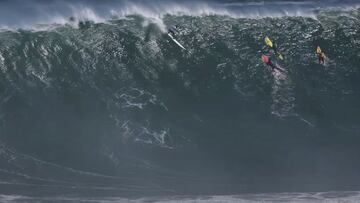 Un surfista realiza el drop en una ola gigante en el campeonato de surf de olas grandes Lobos Por Siempre, en Punta de Lobos (Chile), el 15 de agosto del 2022. 