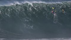 Un surfista realiza el drop en una ola gigante en el campeonato de surf de olas grandes Lobos Por Siempre, en Punta de Lobos (Chile), el 15 de agosto del 2022. 