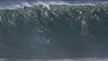 Un surfista realiza el drop en una ola gigante en el campeonato de surf de olas grandes Lobos Por Siempre, en Punta de Lobos (Chile), el 15 de agosto del 2022. 