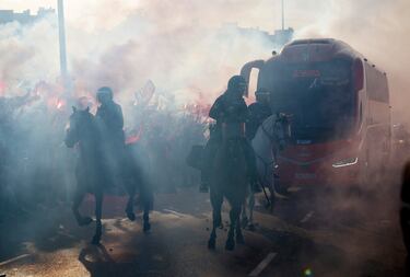 Caluroso recibimiento de los aficionados colchoneros al autobús rojiblanco en los aledaños del estadio Cívitas Metropolitano.