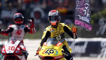 Rins con la bandera de Salom tras la carrera de Montmel¨®.