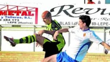 <b>PROTAGONISTA. </b>Ander, que en la imagen observa una acción de Arizmendi, anotó los dos primeros goles del Zaragoza en Lepe.