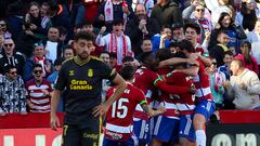 GRANADA, 03/02/2024.- Los jugadores del Granada celebran su primer gol durante el partido de LaLiga entre el Granada y la UD Las Palmas, este sábado en el Nuevo Estadio Los Cármenes. EFE/Pepe Torres.
