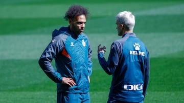 Braithwaite junto a Denis Suárez.