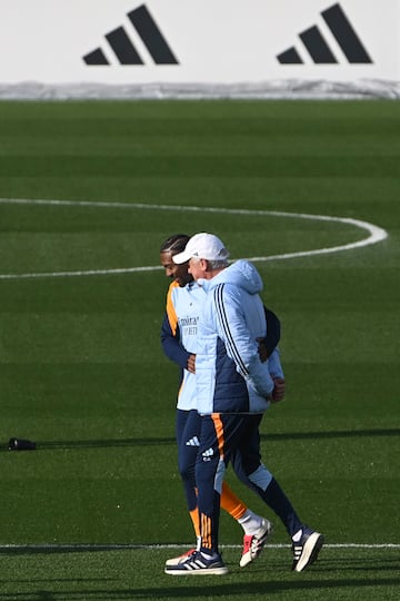 MADRID, 06/12/2024.- El entrenador italiano del Real Madrid Carlo Ancelotti (dcha) conversa con el defensa austriaco David Alaba durante el entrenamiento del equipo este viernes en Valdebebas, en la vspera de su enfrentamiento al Girona en partido de Liga. EFE/Fernando Villar
