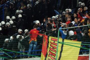 Montenegro-Rusia. El ¨¢rbitro Deniz Aytekin supendi¨® el partido tras los altercados posteriores al penalti a favor de los rusos.