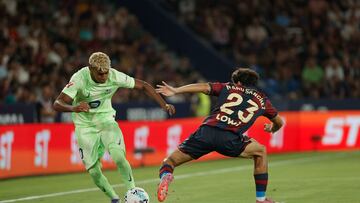 VALENCIA, 23/08/2025.- El delantero del Barcelona Lamine Yamal (i) escapa de Manu Sánchez, del Levante, durante el partido de LaLiga de fútbol que Levante UD y FC Barcelona disputan este sábado en el estadio Ciutat de Valencia. EFE/Manuel Bruque