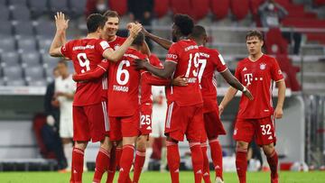 Soccer Football - DFB Cup - Semi Final - Bayern Munich v Eintracht Frankfurt - Allianz Arena, Munich, Germany - June 10, 2020   Bayern Munich&#039;s Robert Lewandowski celebrates scoring their second goal with teammates, as play resumes behind closed door