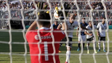 El jugador de Colo Colo Esteban Paredes, disputa el balon con Carlos Lampe de Huachipato durante el partido de primera division en el estadio Monumental de Santiago, Chile.
03/03/2018
Javier Torres/Photosport
Football, Colo Colo vs Huachipato
5th date, National Championship 2018
Colo Colo's player Esteban Paredes, battles for the ball against Carlos Lampe of Huachipato during the first division football match held at the Monumental stadium in Santiago, Chile.
03/03/2018
Javier Torres/Photosport