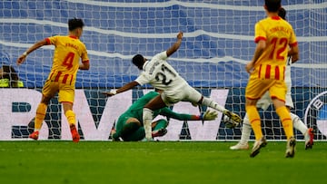 MADRID, 30/10/2022.- El delantero brasileño del Real Madrid Rodrygo ante le portero del Girona Paulo Gazzaniga (detrás), en la jugada del gol anulado al conjunto blanco durante el partido de LaLiga de fútbol de Primera División disputado este domingo en el estadio Santigo Bernabéu, en Madrid. EFE/Sergio Pérez