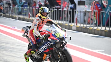 Joan Mir saliendo de boxes con su Honda.