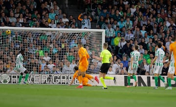 0-1. Pase de Kylian Mbapp al espacio para Ferland Mendy en el rea verdiblanca. El defensa francs controla y da el pase de la muerte a Brahim Daz que anota a placer el primer tanto del Real Madrid.