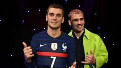 French football player Antoine Griezmann (R) poses during a ceremony to unveil his wax statue at the Grevin museum in Paris on March 6, 2023. (Photo by Christophe ARCHAMBAULT / AFP)