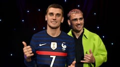 French football player Antoine Griezmann (R) poses during a ceremony to unveil his wax statue at the Grevin museum in Paris on March 6, 2023. (Photo by Christophe ARCHAMBAULT / AFP)